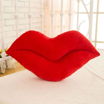 Декоративная подушка в форме губ